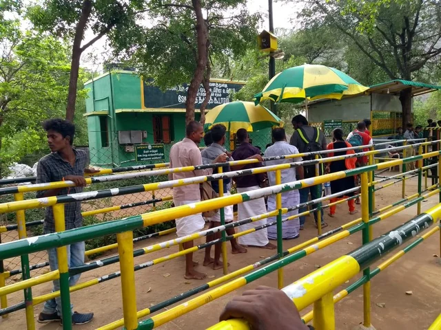 `தொட்டியிலும் இல்ல, ஊற்றிலும் இல்ல!'-தண்ணீருக்காக பக்தர்களை எதிர்நோக்கும் சதுரகிரி குரங்குகள்