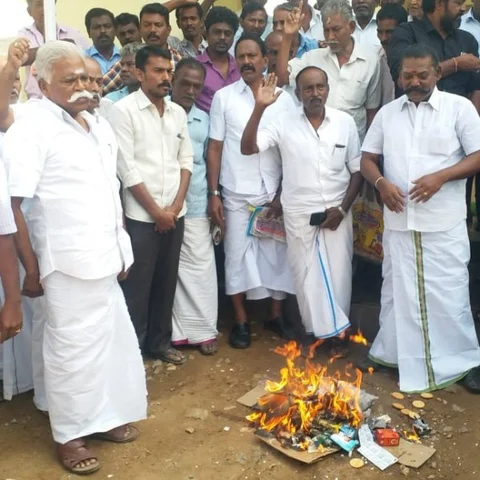 `பிளாஸ்டிக் தடையை நீக்காவிட்டால் போராட்டம் வெடிக்கும்!' - எச்சரிக்கும் வெள்ளையன்