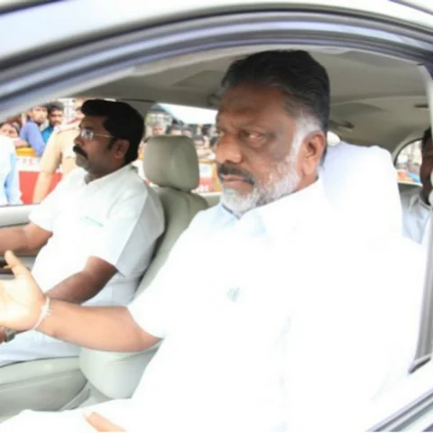 சூழல் வந்துவிட்டது என்கிறார் ஓபிஎஸ்; எந்த பதிலுமில்லை என்கிறார் திண்டுக்கல் சீனிவாசன்