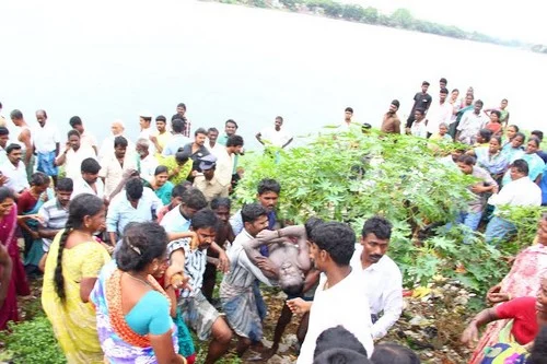 போதையில் ஏரியில் விழுந்து இறந்தவர் உடலை மீட்ட கண் தெரியாதவர்!