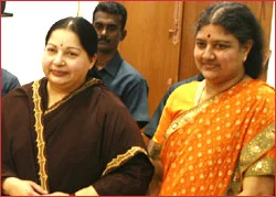 இணைந்து கோயிலுக்கு சென்ற ஜெ. - சசி!