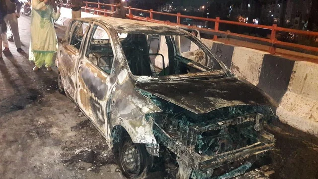 ஒரு குழந்தையை மீட்டார்; கண்முன்னே மனைவி, பிள்ளைகள் கருகினர்! - சாலையில் நின்று கதறிய தந்தை