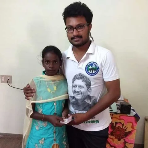 அறுவை சிகிச்சைக்காக வைத்திருந்த பணத்தில் ஒருபகுதியை கேரள நிவாரணத்துக்கு வழங்கிய சிறுமி!