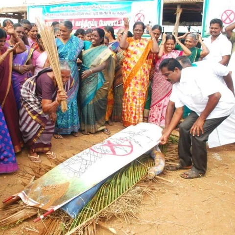 `எங்களை புதைத்துவிட்டு மின்கோபுரங்கள் அமையுங்கள்’- கொதிக்கும் விவசாயிகள்