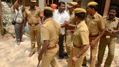 மாணவர்கள் மீது காங்கிரசார் மீண்டும் சரமாரி தாக்குதல் (படங்கள்)