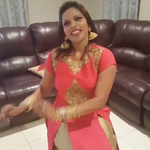 வைரலாகும் 'ஜிமிக்கி கம்மல்' பாடலின் ’கல்பனா அக்கா’ வெர்ஷன்..!