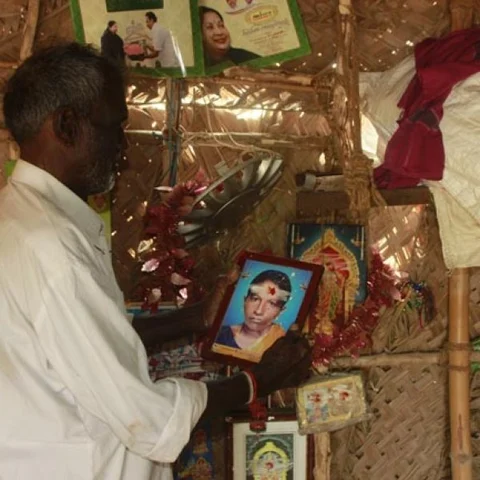 ``என்னை அநாதைப் பொணமா ஆக்கிடாதீங்க!" - உறவினர்களிடம் கெஞ்சும் கரூர் முதியவர்!