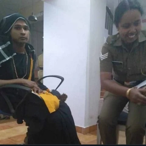 போலீஸுடன் கடும் வாக்குவாதம்! சபரிமலை கோயிலுக்குள் சென்ற திருநங்கைகள்!