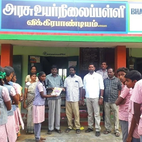 30 ஆயிரம் நோட்டு புத்தகங்களை கஜா தாக்கிய பள்ளிகளுக்குத் தந்த ஆசிரியர்கள்! #Gajacyclone