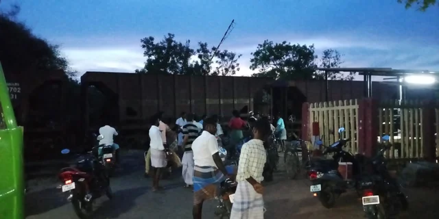 `12மணி நேரம் வேலைபார்த்துவிட்டேன்;இனிமேலும் முடியாது!' - சரக்கு ரயிலை நிறுத்திய டிரைவர்
