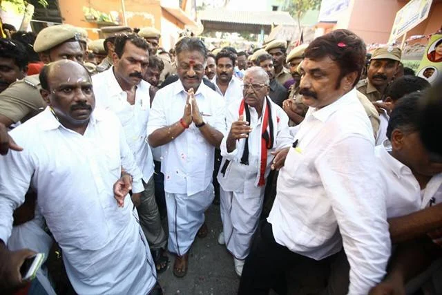 டி.டி.வி.தினகரனுக்கு எதிராகக் களமிறங்கியது, பன்னீர்செல்வம் அணி!
