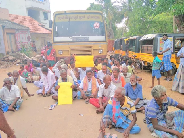 ‘தண்ணீர் பங்கீடு செய்வதில் பிரச்னை’- அணைக்கட்டை முற்றுகையிட்ட விவசாயிகள்