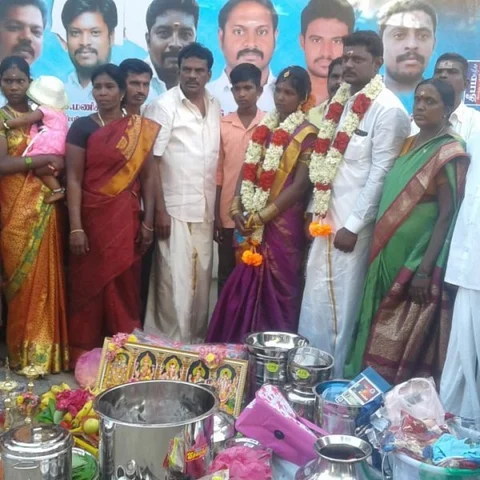 ஒரு லட்சம் சீர்வரிசை; தேனிலவுக்கு ரூ.5,000..! - மணமக்களை நெகிழவைத்த ரஜினி ரசிகர்கள்