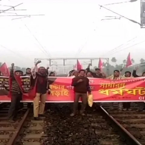 ரயிலை மறித்த தொழிலாளர்கள்! - வட மாநிலங்களில் விஸ்வரூபம் எடுத்த பாரத் பந்த்