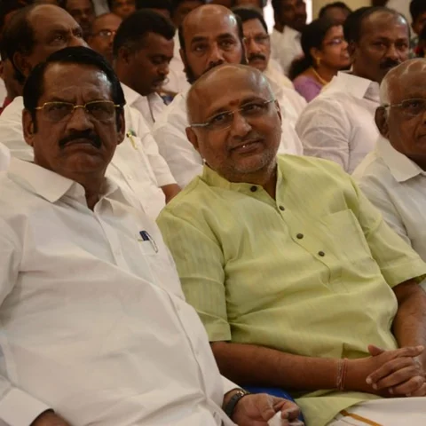 அறிவாலயத்தில் விசேஷம்... குவிந்த பி.ஜே.பி. தொண்டர்கள்!