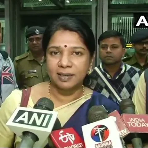 இரண்டாவது நாளாகத் தொடரும் மம்தாவின் போராட்டம்! - நேரில் ஆதரவு தெரிவித்த கனிமொழி