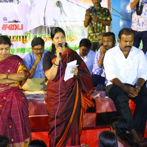 `உங்கள் அண்ணன் இப்படிச் செய்யலாமா?' - கேள்வி கேட்ட இளைஞருக்குச் சாமர்த்தியமாக பதிலளித்த கனிமொழி