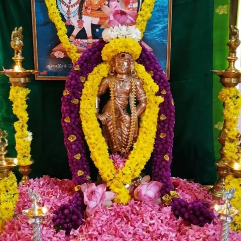 ராஜராஜ சோழனுக்கு ஐம்பொன்னில் சிலை! - அசத்திய கோவை இளைஞர்