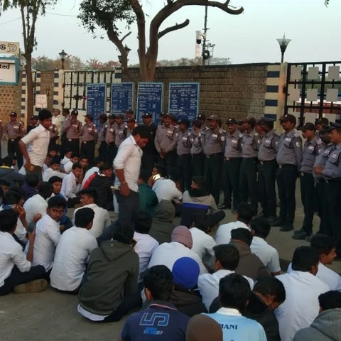திடீர் டிஸ்மிஸ்! - 15 நாள்களாக வெயிலிலும் பனியிலும் போராடும் கெம்ப்ளாஸ்ட் தொழிலாளர்கள்