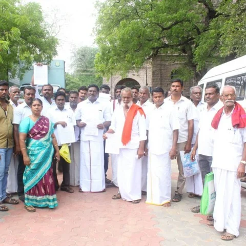 "வெட்டி எடுக்கப்படும் பெரியபரம்பு மலைத்தொடர்..." - மாவட்ட ஆட்சியரிடம் பகீர் புகார் அளித்த கிராம மக்கள்!