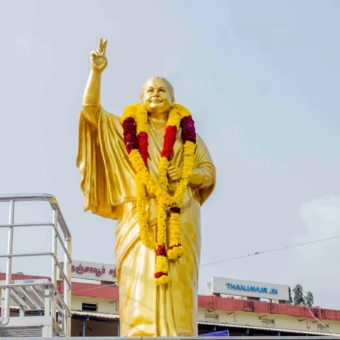 அனுமதியில்லை; ரகசியமாகத் திறக்கப்பட்ட ஜெயலலிதா சிலை! - கைவிரித்த தஞ்சாவூர் போலீஸ்