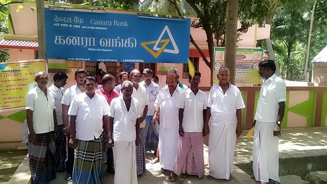 `போலி தங்க நகைகளை எங்க பெயரில் அடகு வைச்சு மோசடி! - சிவகங்கை வங்கியை முற்றுகையிட்ட மக்கள்