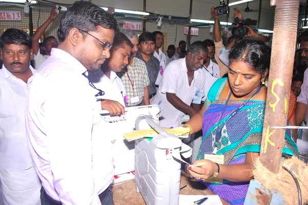 ஒரத்தநாட்டில் அமைச்சர் வைத்திலிங்கம் பின்னடைவு!