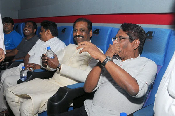'கபாலி’ படம் பார்த்தார் வைரமுத்து!