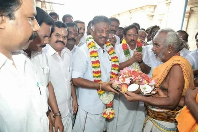 கோயிலுக்குச் சென்று பூஜை செய்த துணை முதல்வர் ஓ.பன்னீர்செல்வம்