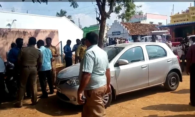 ஹவாலா பணத்துடன் வந்ததா மர்ம கார்? - மேலப்பாளையத்தில் பரபரப்பு!