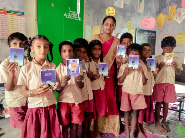 ஆங்கிலம் பேசும் பழங்குடியினக் குழந்தைகள்! - கடலூரைக் கலக்கும் அரசுப் பள்ளி ஆசிரியை