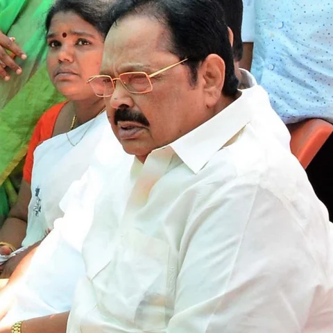 துரைமுருகன் பங்களாவில் சந்தன மரம் வெட்டிக் கடத்தல்! - போலீஸ் தீவிர விசாரணை