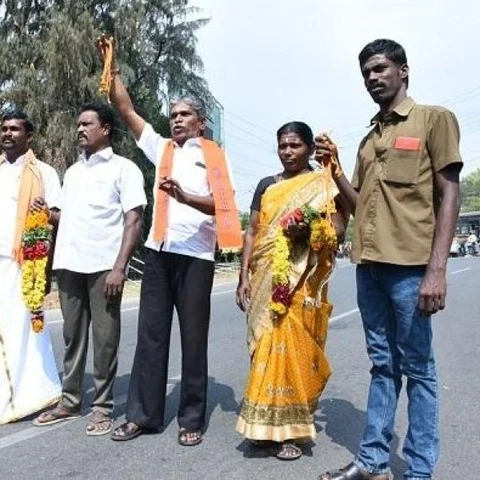 கையில் தாலியுடன் திரிந்த இந்து மக்கள் கட்சியினர்..! - தெறித்து ஓடிய காதலர்கள்