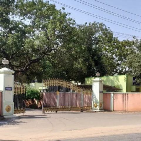 மூடிக்கிடந்த வீட்டுக் கதவு.. ஹாரன் அடித்த கலெக்டர்... போதையில் கிடந்த போலீஸ்காரர் #Ramanathapuram