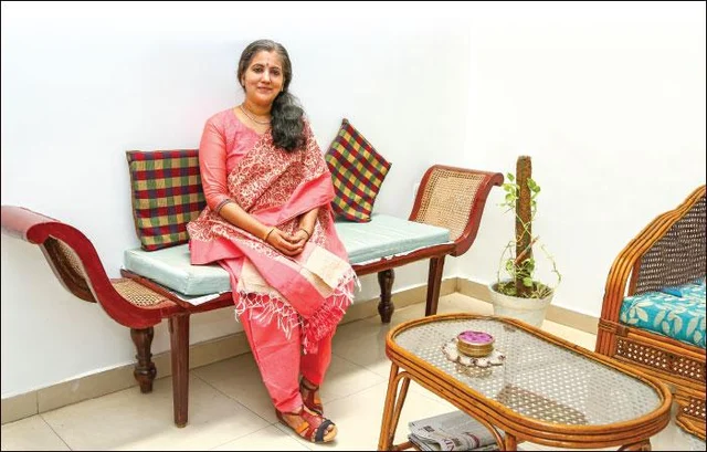 ``அழுகை வந்திடும்; என் பாடல்களைக் கேட்க மாட்டேன்!"- பாடகி சுனந்தா கம்பேக்