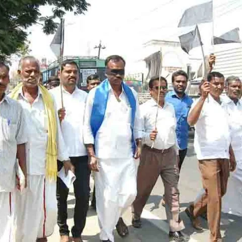 கண்களைக் கட்டிக்கொண்டு கறுப்புக் கொடிகளுடன் கலெக்டரிடம் மனு!