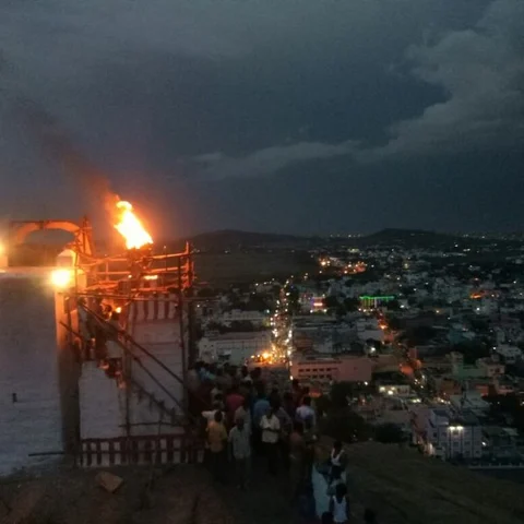 திருவண்ணாமலையில் மகா தீபம் ஏற்றப்பட்டது..!