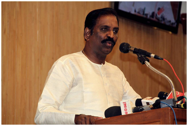 'கபாலி' சர்ச்சை: வார்த்தை வசப்படாமல் போய்விட்டதாக வைரமுத்து விளக்கம்!