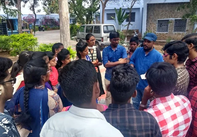 `எங்களோட நிறுத்திடாம, எங்க ஜூனியர்ஸையும் ஊக்கப்படுத்துறோம்!' மாணவர்களின் அசத்தல் முயற்சி