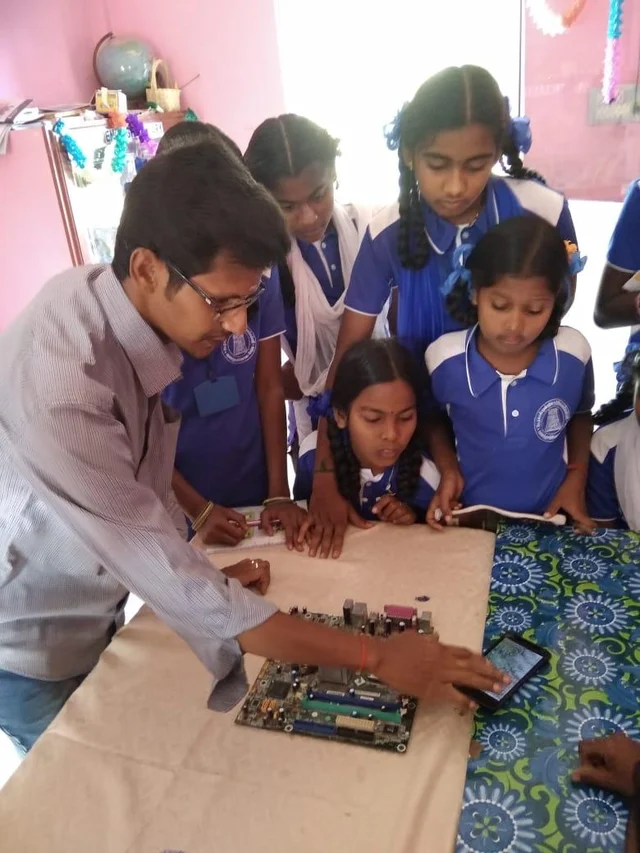 மாணவர்களுக்குத் தொழிற்கல்வி பயிற்சி! - அசத்தும் அரசு நடுநிலைப்பள்ளி