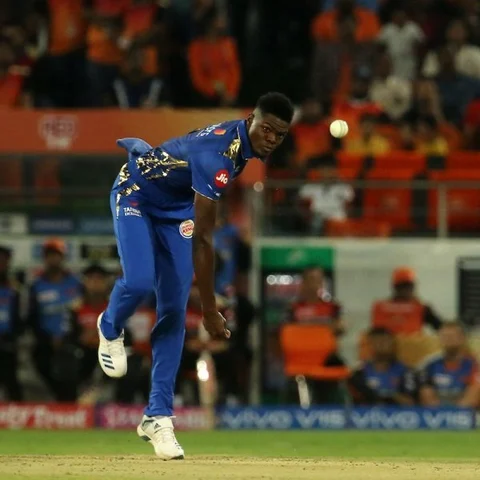 தெறிக்கவிட்ட அல்சாரி ஜோசப்; திணறிய ஹைதராபாத் பேட்ஸ்மேன்கள் - மும்பை வெற்றி!