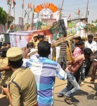 திருச்சியில் காங்கிரசார்- மாணவர்கள் மோதல், பதற்றம் (படங்கள்)
