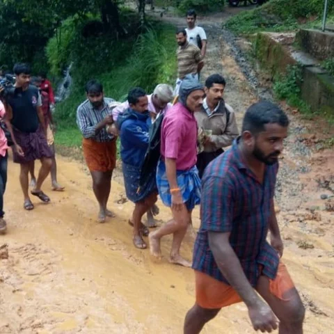 கேரளாவுக்கு உதவ ஒருமாத ஊதியத்தை அளிக்க முன்வந்த எம்.பி, எம்.எல்.ஏக்கள்!