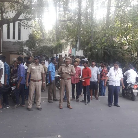 கல்லூரி வாசலில் மாணவி குத்திக்கொலை! சென்னையில் பயங்கரம்