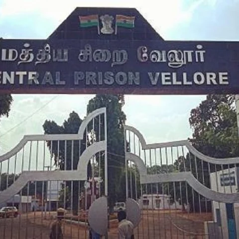 ‘காசு கொடு செல்போன் தரேன்!’ -கைதியிடம் டீலிங் பேசிய சிறைக்காவலர்