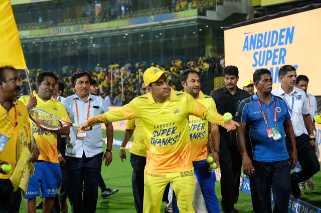 `ஒட்டுமொத்த தமிழ்நாடும் அந்தப் பெயரை சொல்லும்போது...' - ரசிகர்கள் முன் நெகிழ்ந்த தோனி! #Thala