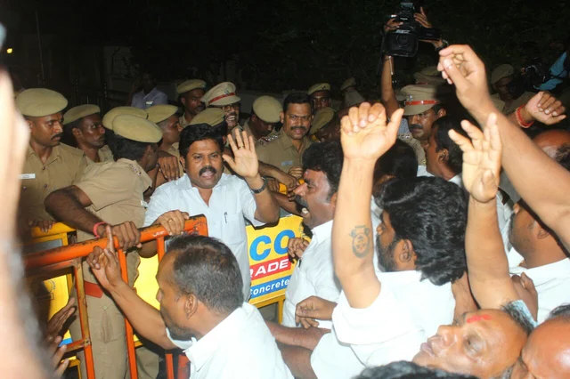 போயஸ் கார்டன் ரெய்டில் கைப்பற்றப்பட்ட பொருள்கள் என்னென்ன..? - விவேக் தகவல்! #ITRaids #LiveUpdates
