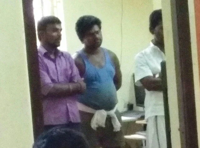 ஆர்.கே.நகரில், காமாட்சி விளக்கு விநியோகம்; டி.டி.வி.தினகரனின் ஆதரவாளர்கள் மூன்று பேர் சிக்கினர்