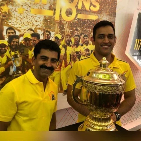 ``ஒரு ஊரையே காப்பாற்றுவார் தோனி!'' - நெகிழும் நண்பர்