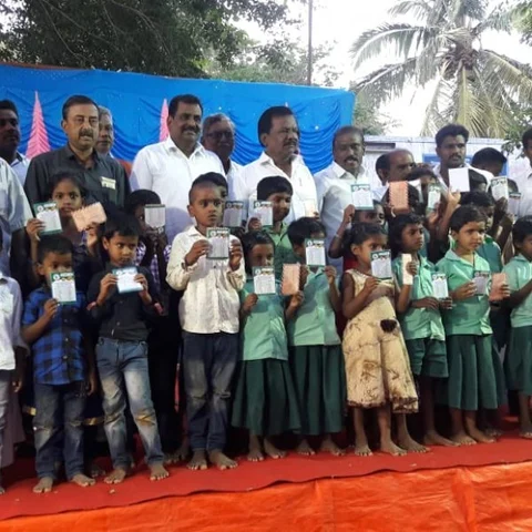 அரசு பள்ளி மாணவர்களுக்கு தங்க நாணயம் பரிசு..! அசத்திய கிராம மக்கள்